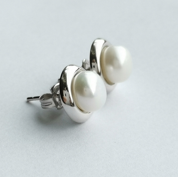 White cultured pearl stud earrings in Sterling Silver 8mm - Picture 8 of 11